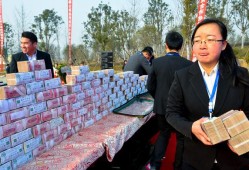 拼多多41岁黄峥4500亿人民币存入银行，每天可吃多少利息？