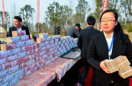 拼多多41岁黄峥4500亿人民币存入银行，每天可吃多少利息？