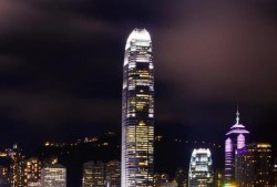 简述影响公司股票价格的主要因素，其中哪些因素对股价产生直接的影响？