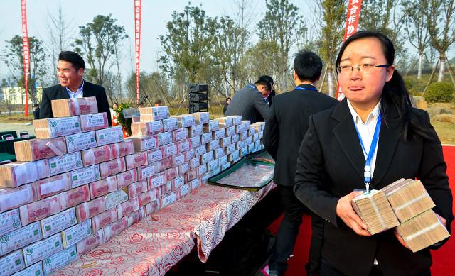 拼多多41岁黄峥4500亿人民币存入银行，每天可吃多少利息？