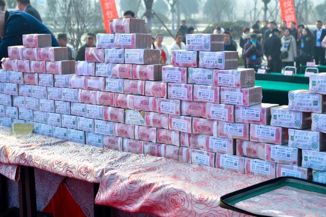 拼多多41岁黄峥4500亿人民币存入银行，每天可吃多少利息？