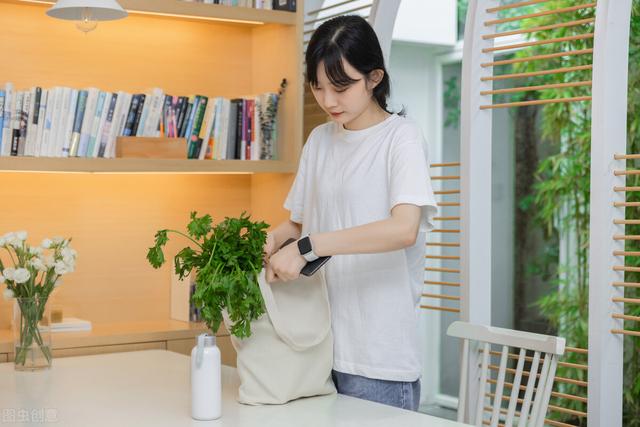 感觉赚钱越来越难，2022年普通人该如何度过？