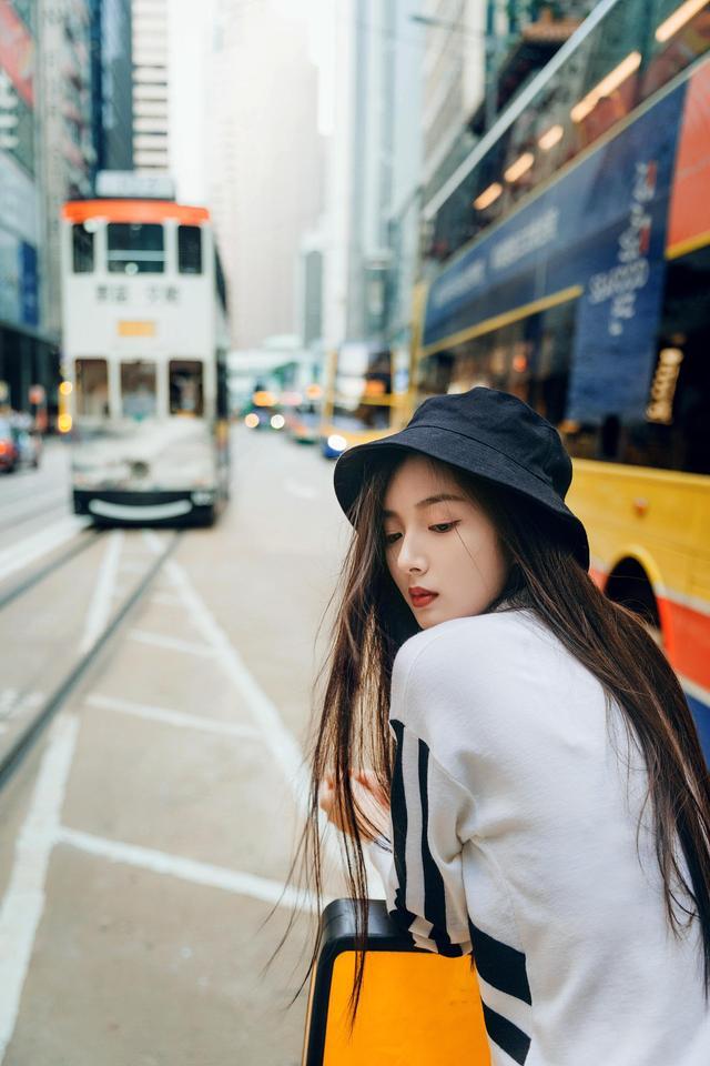 在跟女生说话的时候，应该如何找话题？有哪些技巧？