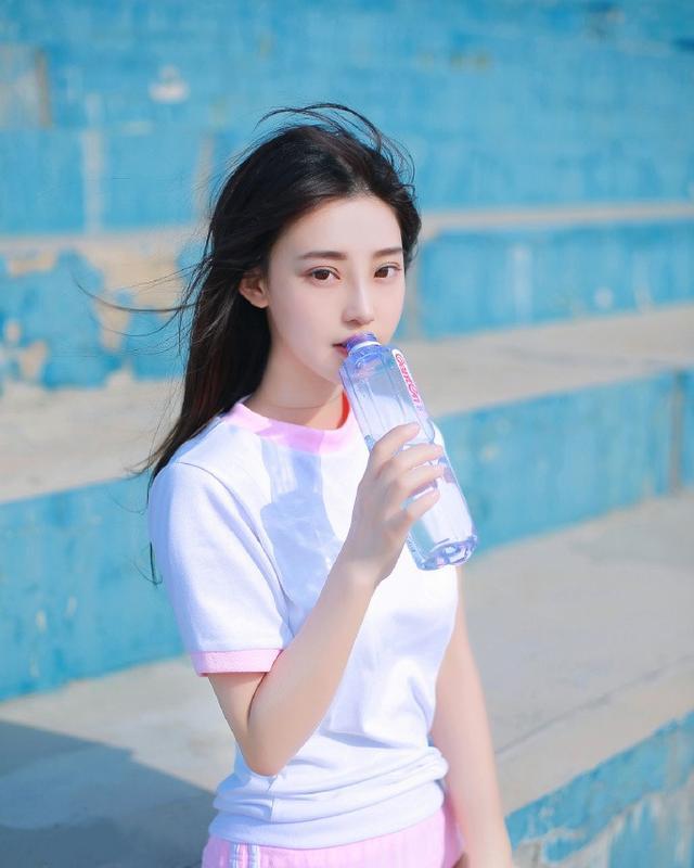 在跟女生说话的时候，应该如何找话题？有哪些技巧？